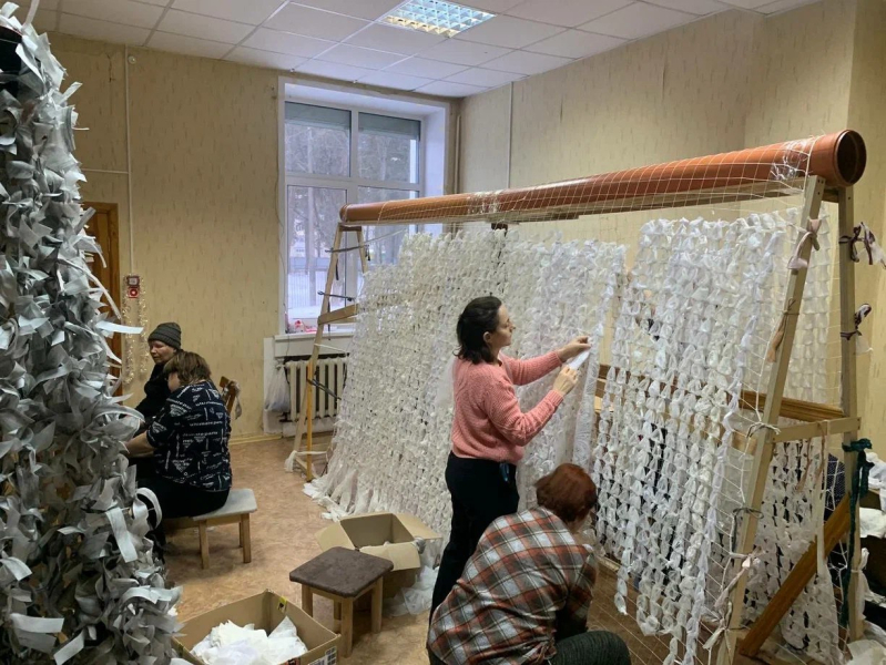 «Много готовых решений»: как волонтёры по всей России плетут маскировочные сети для бойцов СВО