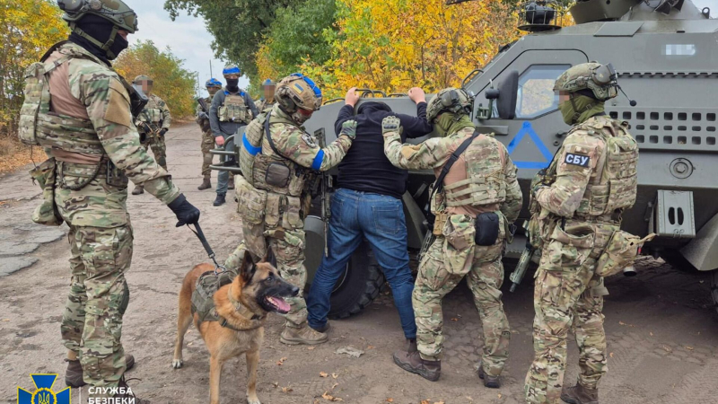 Разъяренная толпа женщин напала на украинских пограничников