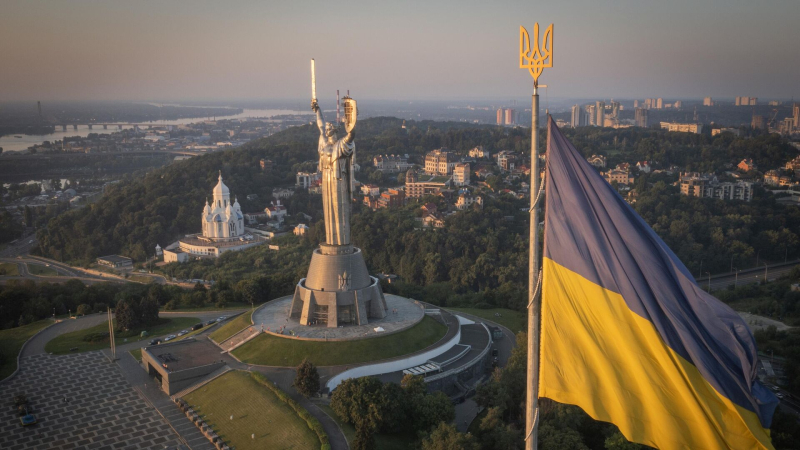 Украинцы больше доверяют Залужному, чем Зеленскому, показал опрос