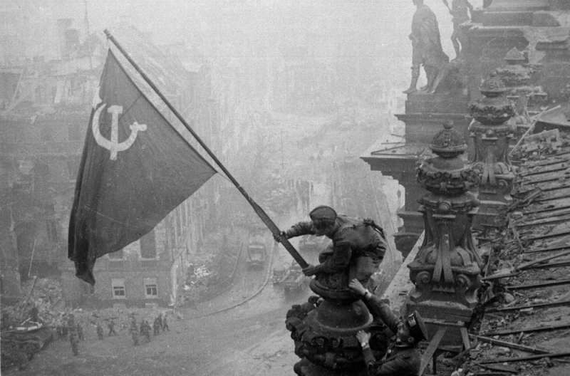 «Очень точно понимал символическое значение»: как военкор Евгений Халдей сделал главное фото Победы