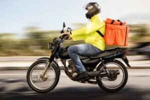 Работа курьером в «Перекрёстке»: все, что нужно знать о доставке на мотоцикле